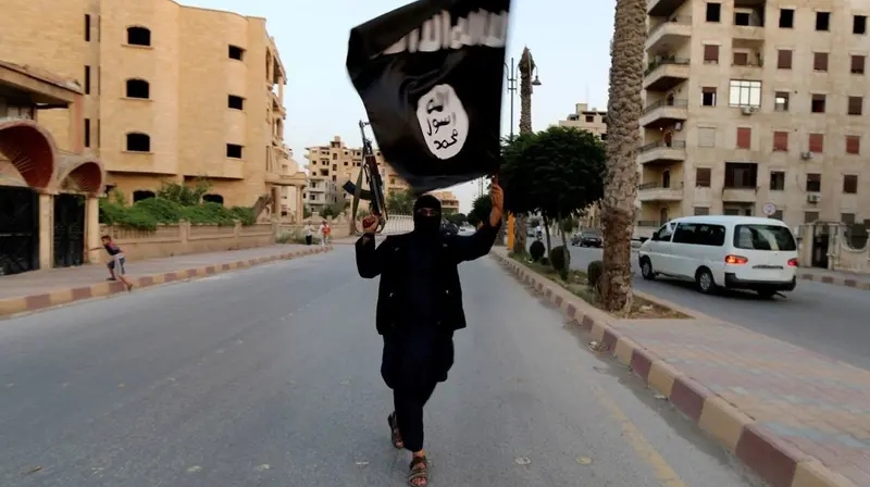 Một tay súng khủng bố ISIS trên đường phố ở Raqqa, Syria năm 2014. (Ảnh: Reuters)