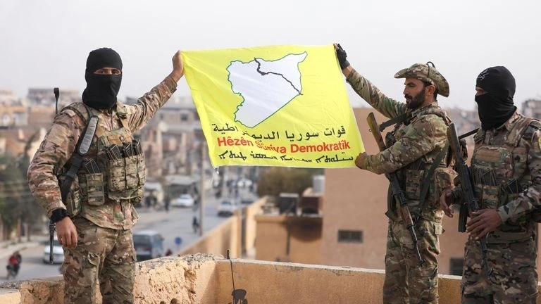 Các thành viên SDF treo cờ sau khi chiếm được Deir el Zor ở miền Đông Syria ngày 7/12. Ảnh: Reuters
