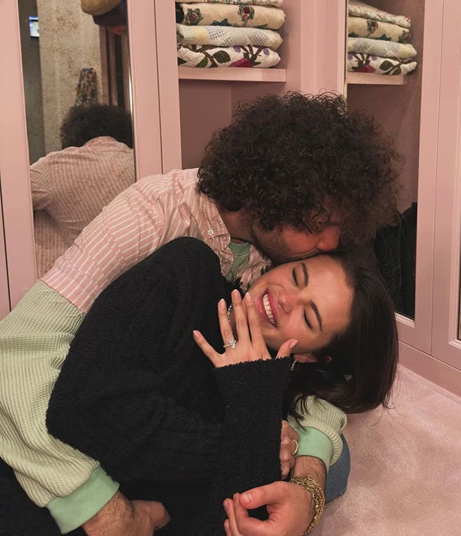 Selena Gomez khoe tin đính hôn với Benny Blanco