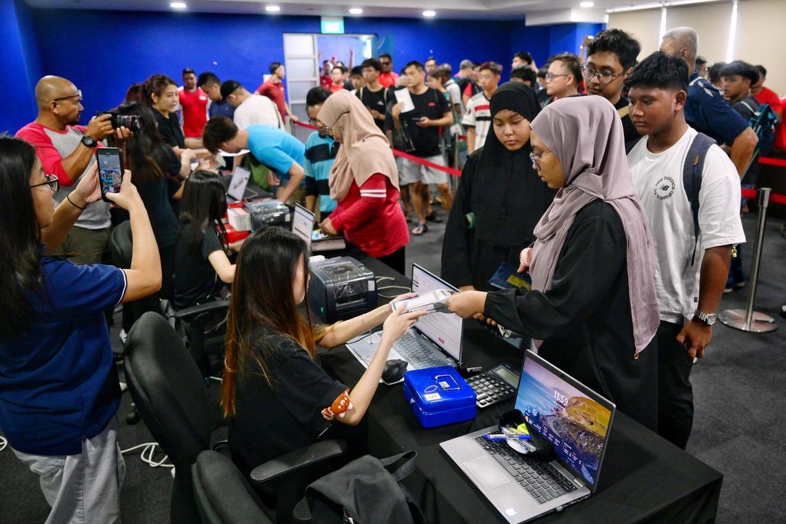 Trận bán kết lượt đi ASEAN Cup 2024 ĐT Việt Nam gặp ĐT Singapore tạo nên sức hút lớn với CĐV Singapore. (Ảnh: The Strait Times). 
