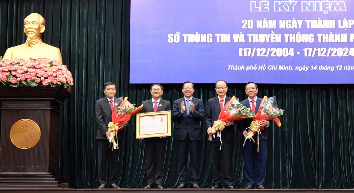 Ông Phan Văn Mãi thừa ủy quyền trao Huân chương Lao động hạng Nhì cho Sở Thông tin - Truyền thông (ảnh: Nhã Anh)