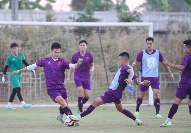 Vietnamese players seen in a training session in Vientiane on December 7. Vietnam will play Laos in the first match of Group B at the 2024 ASEAN Cup on December 9 evening. (Photo: VFF)