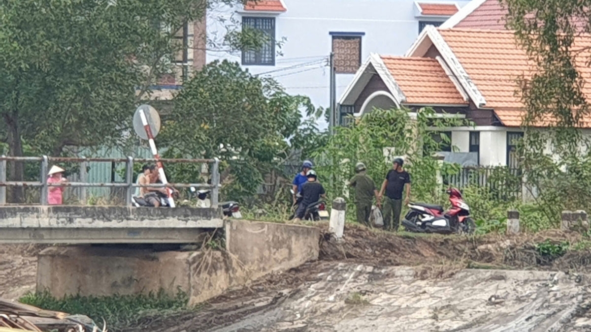 Lực lượng chức năng khám nghiệm hiện trường. (Ảnh: ĐC)