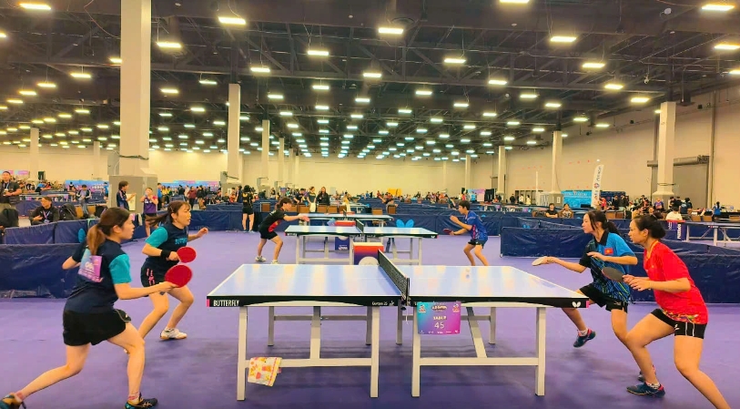 Do Le Van Chi and Do Le Van Linh of Vietnam (right) win a silver medal in the U15 women's doubles category at the US Open Table Tennis Championships (Photo: tuoitre.vn)