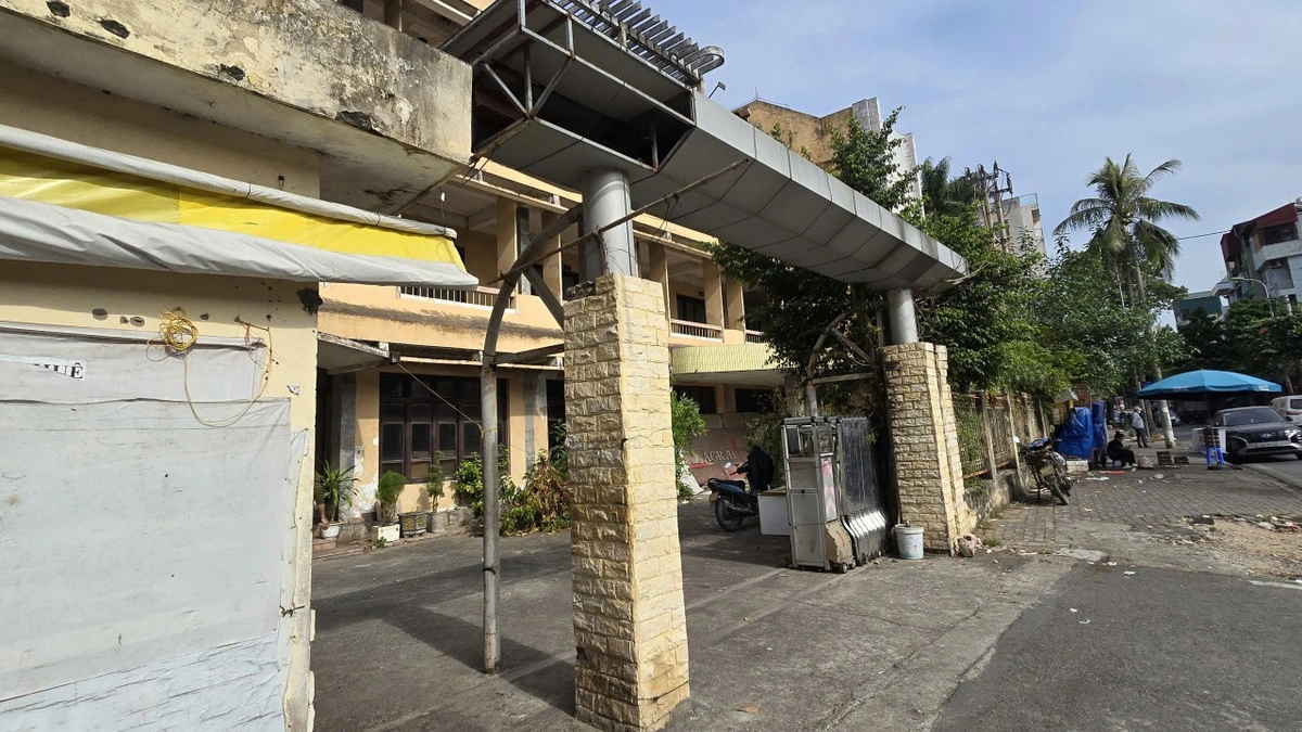 Tại địa chỉ số 32 Tô Hiệu là trụ sở của Đài Phát thanh - Truyền hình Hà Tây cũ bị bỏ hoang, xuống cấp.