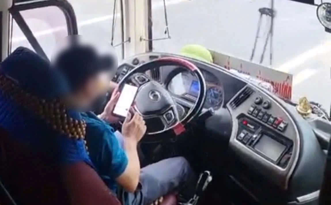 Tài xế vừa lái xe vừa sử dụng điện thoại sẽ bị phạt từ 2 đến 3 triệu đồng, tước giấy phép lái xe từ 1 đến 3 tháng.