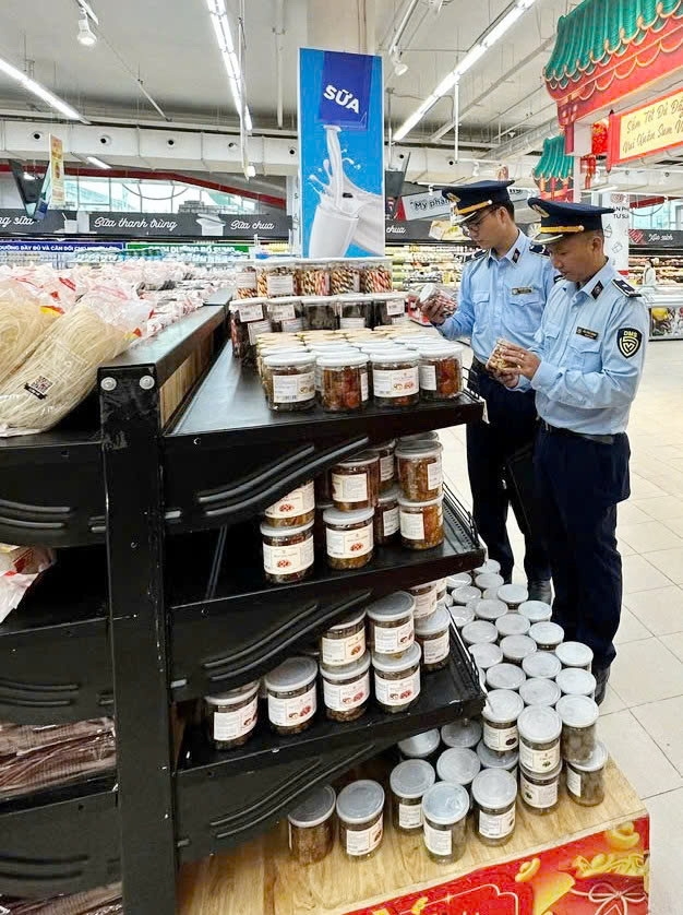 Lực lượng Quản lý thị trường TP Đà Nẵng kiểm tra hoạt động kinh doanh hàng hóa tại các đơn vị có sử dụng website thương mại điện tử để kinh doanh (Ảnh: Cục Quản lý thị trường thành phố Đà Nẵng)