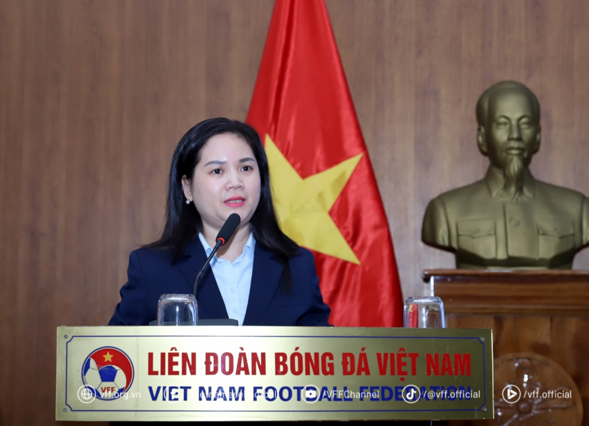 Bà Nguyễn Thanh Hà - Phó Tổng Thư ký LĐBĐ Việt Nam chúc mừng các GSTT, TT tham dự khóa tập huấn các giải bóng đá ngoài chuyên nghiệp quốc gia 2025 (Ảnh: VFF)