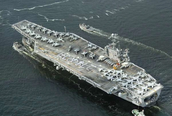 Tầu sân bay nguyên tử USS George Washington của Mỹ đang triển khai hoạt động tiền phương tại Nhật Bản. (Ảnh: Jiji Press)