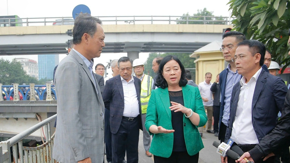 Bí thư Thành ủy Hà Nội Bùi Thị Minh Hoài, Chủ tịch UBND thành phố Hà Nội Trần Sỹ Thanh kiểm tra tình hình xử lý nước sạch tại sông Tô Lịch.
