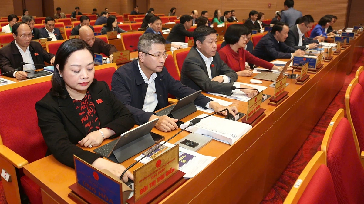 Các đại biểu HĐND thành phố Hà Nội thông qua Nghị quyết Phê duyệt chủ trương, điều chỉnh chủ trương đầu tư các dự án đầu tư công.