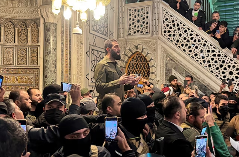 Thủ lĩnh phe đối lập Syria Abu Mohammed al-Golani phát biểu trước đám đông tại Nhà thờ Ummayad ở Damascus, sau khi tuyên bố lật đổ chính quyền Tổng thống Bashar al-Assad, ngày 8/12/2024. Ảnh: Reuters
