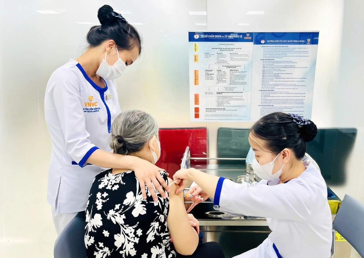 Người cao tuổi tiêm vắc-xin cúm tại Hệ thống tiêm chủng VNVC.