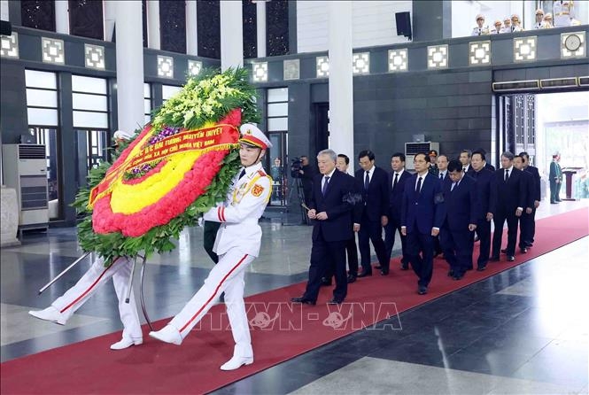 Đoàn Chính phủ do Phó Thủ tướng Thường trực Nguyễn Hoà Bình dẫn đầu làm trưởng đoàn vào viếng Đại tướng Nguyễn Quyết. Ảnh: Phạm Kiên/TTXVN