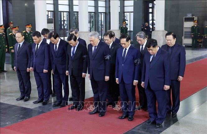 Đoàn Chính phủ do Phó Thủ tướng Thường trực Nguyễn Hoà Bình dẫn đầu làm trưởng đoàn viếng Đại tướng Nguyễn Quyết. Ảnh: Phạm Kiên/TTXVN