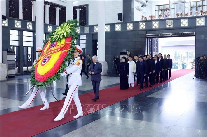 Đoàn đại biểu Trung ương MTTQ Việt Nam do Chủ tịch Uỷ ban Trung ương MTTQ Việt Nam Đỗ Văn Chiến làm trưởng đoàn vào viếng Đại tướng Nguyễn Quyết. Ảnh: Phạm Kiên/TTXVN