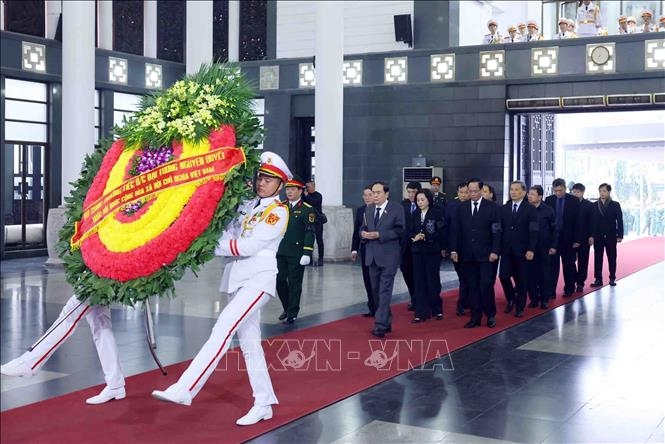 Đoàn đại biểu Quốc hội do Chủ tịch Quốc hội Trần Thanh Mẫn làm trưởng đoàn vào viếng Đại tướng Nguyễn Quyết. Ảnh: Phạm Kiên/TTXVN