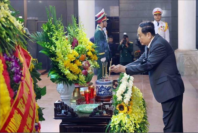 Chủ tịch Quốc hội Trần Thanh Mẫn viếng Đại tướng Nguyễn Quyết. Ảnh: Phạm Kiên/TTXVN