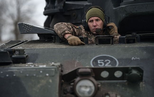 Binh sỹ Ukraine ngồi trên xe bọc thép. Ảnh: Getty