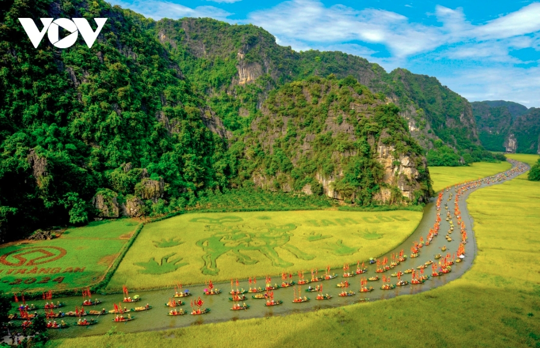The northern province of Ninh Binh featured in a list of the top 10 free-crowd wonders of the world, as compiled by media outlet the Daily Mail of the UK. With its towering run of jagged karst pinnacles, Ninh Binh is just as dramatic a sight as the better-known Ha Long Bay, according to the publication. Located just two hours south of Hanoi and bordered by rivers, farms, and temples, it’s best discovered by bike or by gliding downstream on a sampan, it writes.