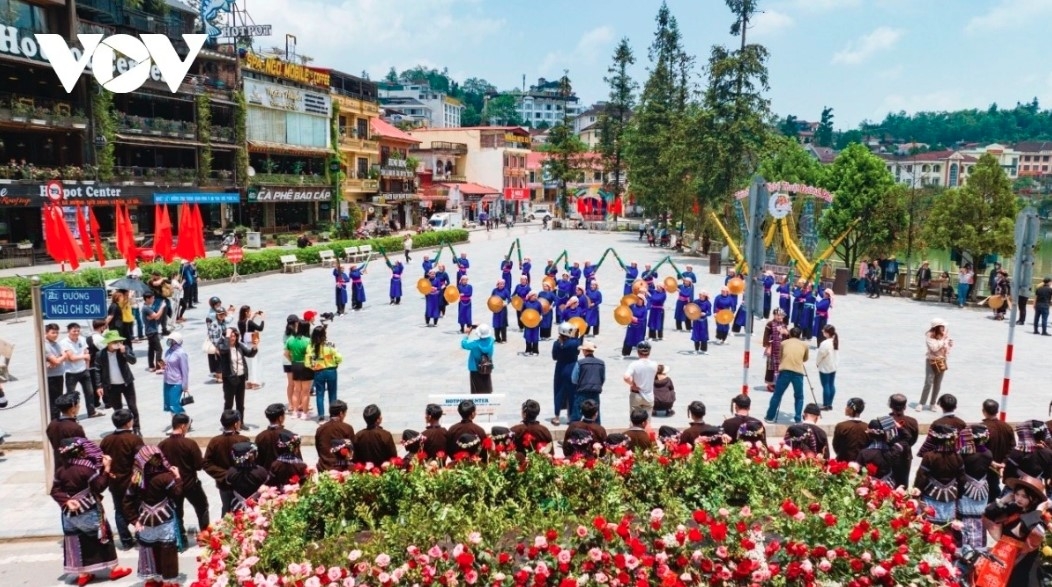 Situated in the northern mountainous province of Lao Cai, Sa Pa township comes fifth in the “Trending Destinations” category of the renowned travel site TripAdvisor’s Travelers’ Choice Best of the Best 2024. Sa Pa is both colourful and charming, providing the perfect oasis in the midst of a strenuous mountain trek or rice-paddy tour. The website suggests travelers not miss out on dining on Vietnamese or European-inspired cuisine downtown, as well as the Saturday night "love market".