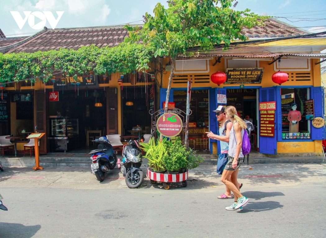 The ancient city of Hoi An tops the list of the 10 best solo travel destinations, as compiled by website Smoky Mountains of the United States. Not only is the ancient city of Hoi An rated as the world's safest destination for solo travelers, but it is also recognised for its extremely affordable costs. In addition, Hoi An has also been praised by Australia's travel site Escape as one of the 13 best destinations for a September vacation.