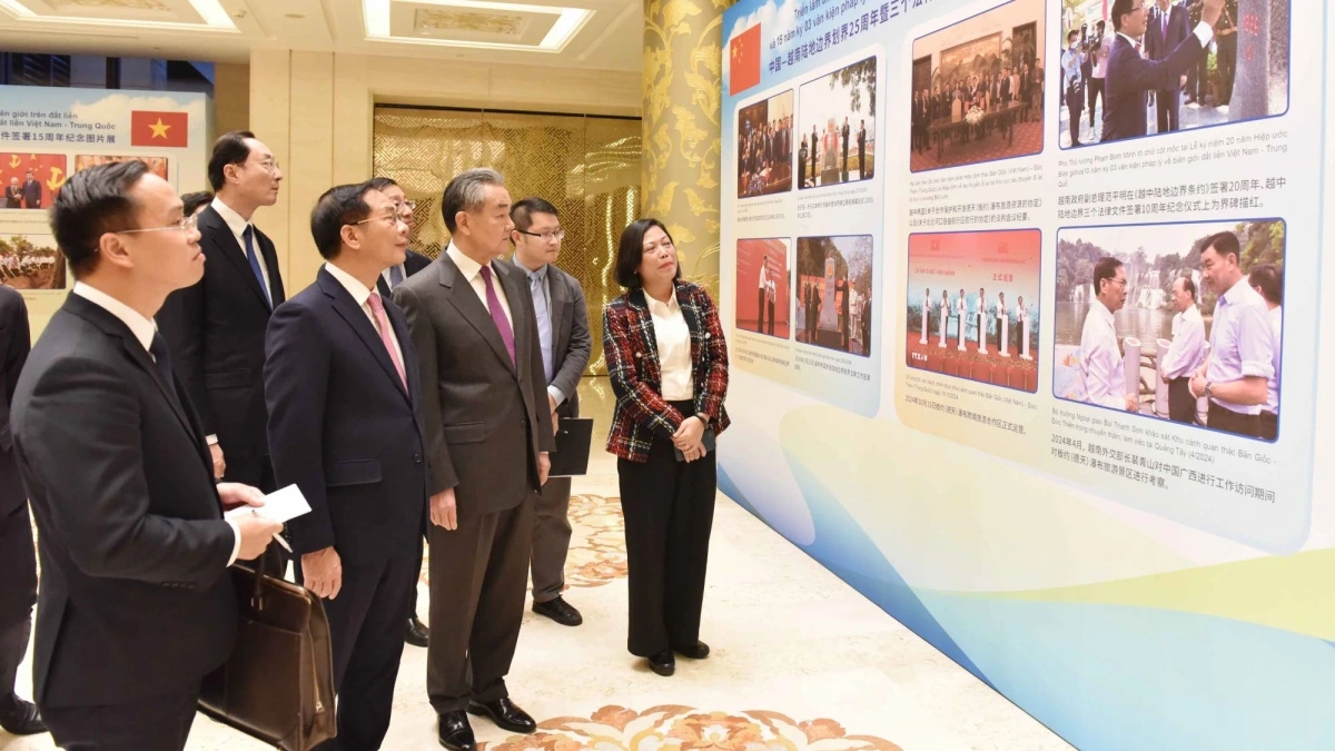 Phó Thủ tướng, Bộ trưởng Ngoại giao Bùi Thanh Sơn và Bộ trưởng Ngoại giao Trung Quốc Vương Nghị cùng các đại biểu tham quan triển lãm ảnh.