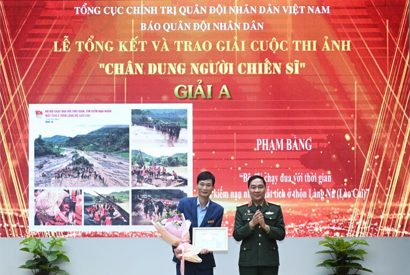 Ban tổ chức trao giải A hạng mục ảnh bộ cho tác giả Phạm Bằng.