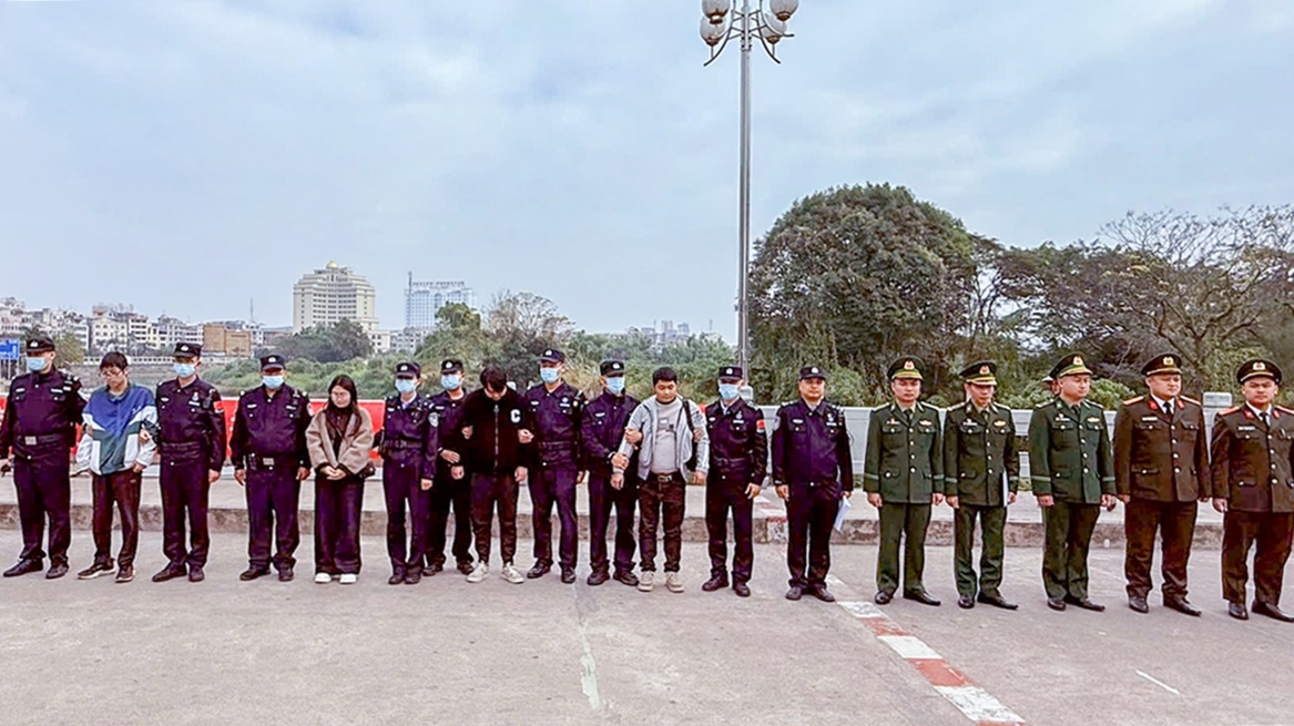 Lực lượng chức năng Việt Nam trao trả 6 người Trung Quốc cho lực lượng chức năng Trung Quốc