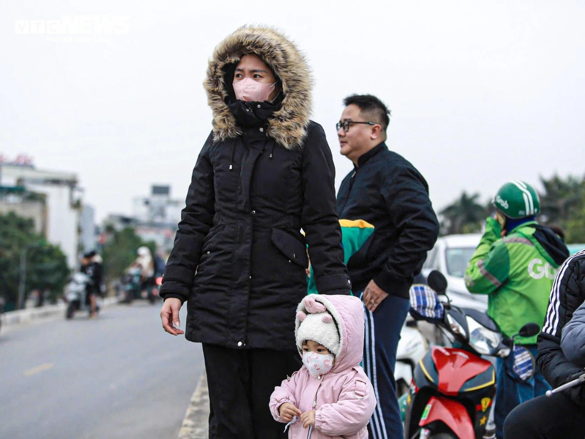 8h, trời lạnh 14 độ C nhưng em bé này vẫn được bố mẹ chở tới chờ chiêm ngưỡng máy bay chiến đấu của Việt Nam biễu diễn.