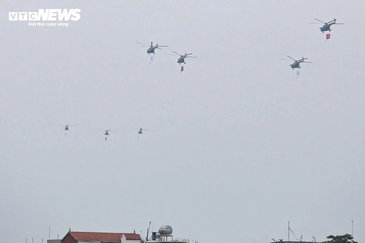 Tham gia hợp luyện cùng các tiêm kích còn có 7 chiếc trực thăng các loại như Mi-8, Mi-171 và Mi-172 của Trung đoàn không quân 916 (Sư đoàn 371, Quân chủng Phòng không - Không quân).