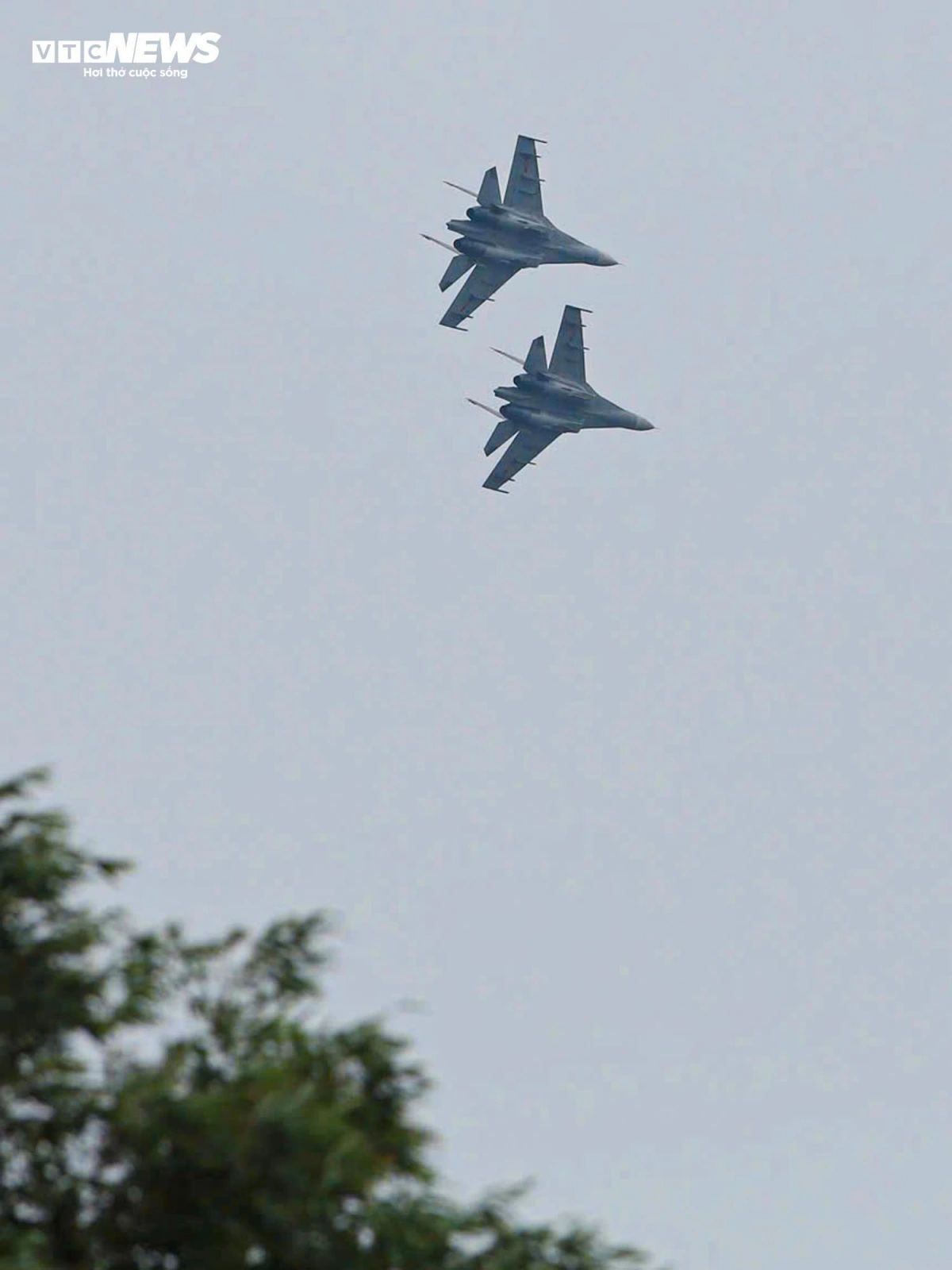 "Hổ mang chúa" Su-30MK2 nhào lộn trên bầu trời Hà Nội.