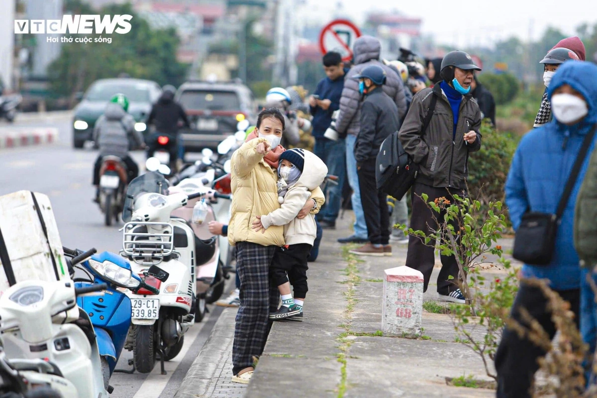 Sáng 14/12, hàng trăm người dân tập trung tại triền đê Bát Khối (đoạn gần sân bay Gia Lâm) để chờ đón sự xuất hiện của những chiếc máy bay chiến đấu.