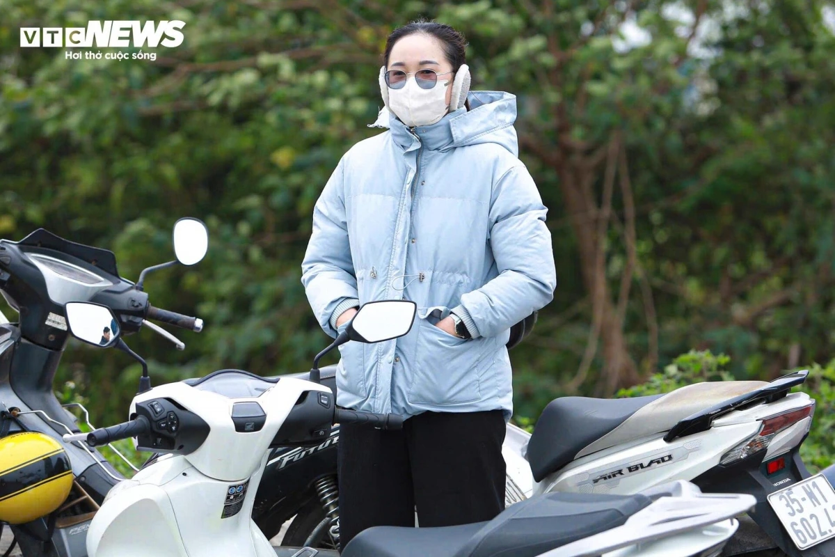 Chị Mai (sống ở quận Long Biên, Hà Nội) thậm chí còn có mặt từ lúc 6h, ngóng chờ màn hợp luyện của "hổ mang chúa" Su-30MK2 và trực thăng Mi trên bầu trời Hà Nội. Chị cho biết “Từ nhỏ, tôi có niềm đam mê bất tận với các loại khí tài quân sự. Chính vì vậy mà hôm nay tôi vô cùng háo hức, đến đây từ sáng sớm để chờ xem tận mắt những chiếc máy bay chiến đấu".