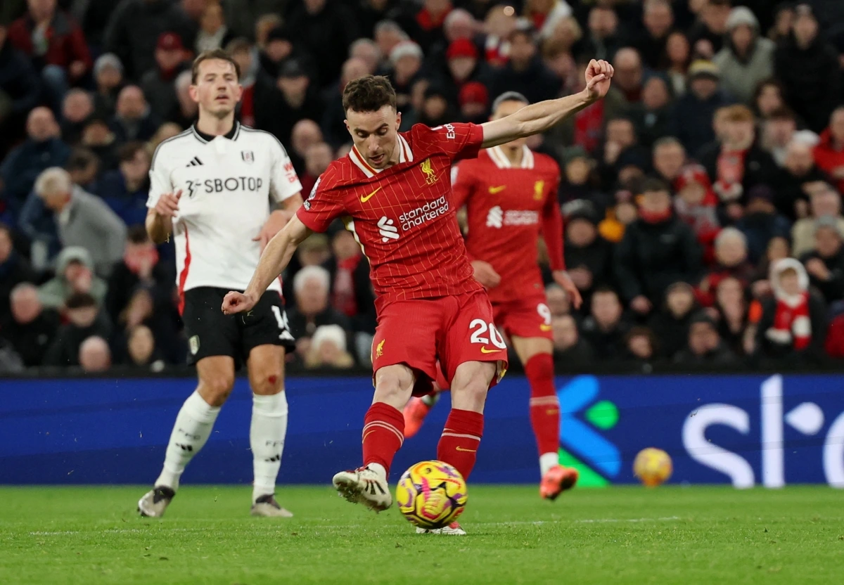 Jota ghi bàn gỡ hòa cho Liverpool. (Ảnh: Reuters). 
