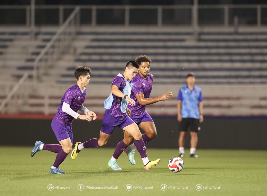 Các cầu thủ ĐT Việt Nam tập luyện trên sân thi đấu chính thức Rizal Memorial. (Ảnh: VFF). 