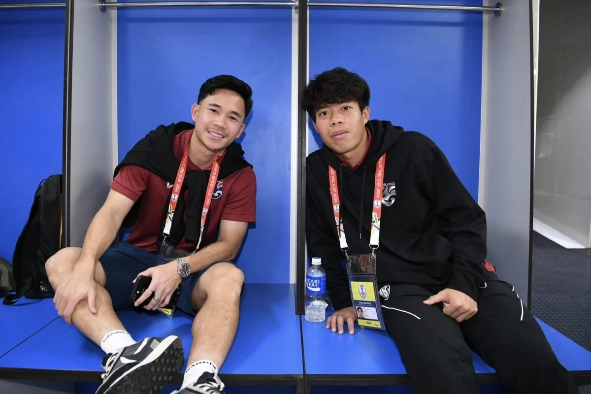 Các cầu thủ Thái Lan thoải mái trong phòng thay đồ trước trận đấu. (Ảnh: FAT). 