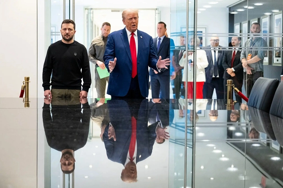 Tổng thống Ukraine Volodymyr Zelensky (trái) gặp ông Donald Trump tại New York, Mỹ ngày 27/9. Ảnh: Reuters