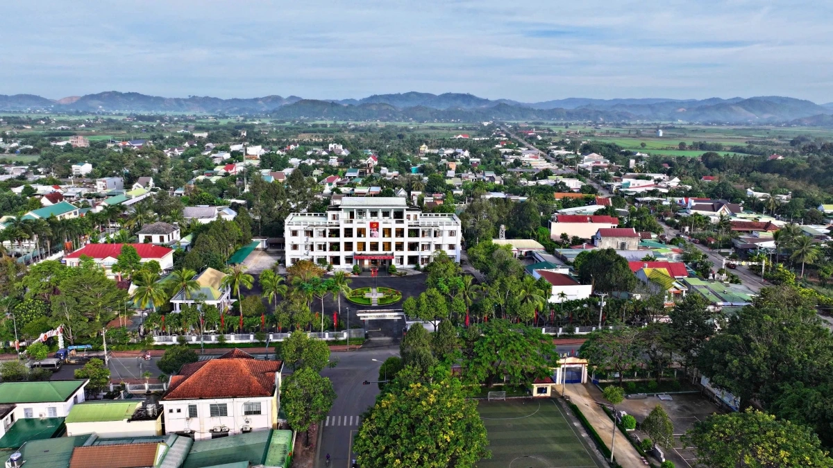Trung tâm huyện Đạ Huoai đặt tại thị trấn Đạ Tẻh, thuộc huyện Đạ Tẻh trước đây.