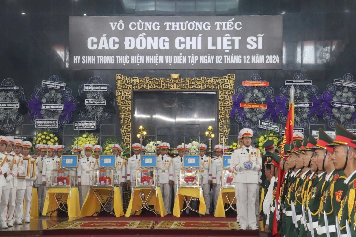 Lễ truy điệu 12 liệt sĩ diễn ra trang trọng trưa ngày 8/12 (ảnh: T.H)