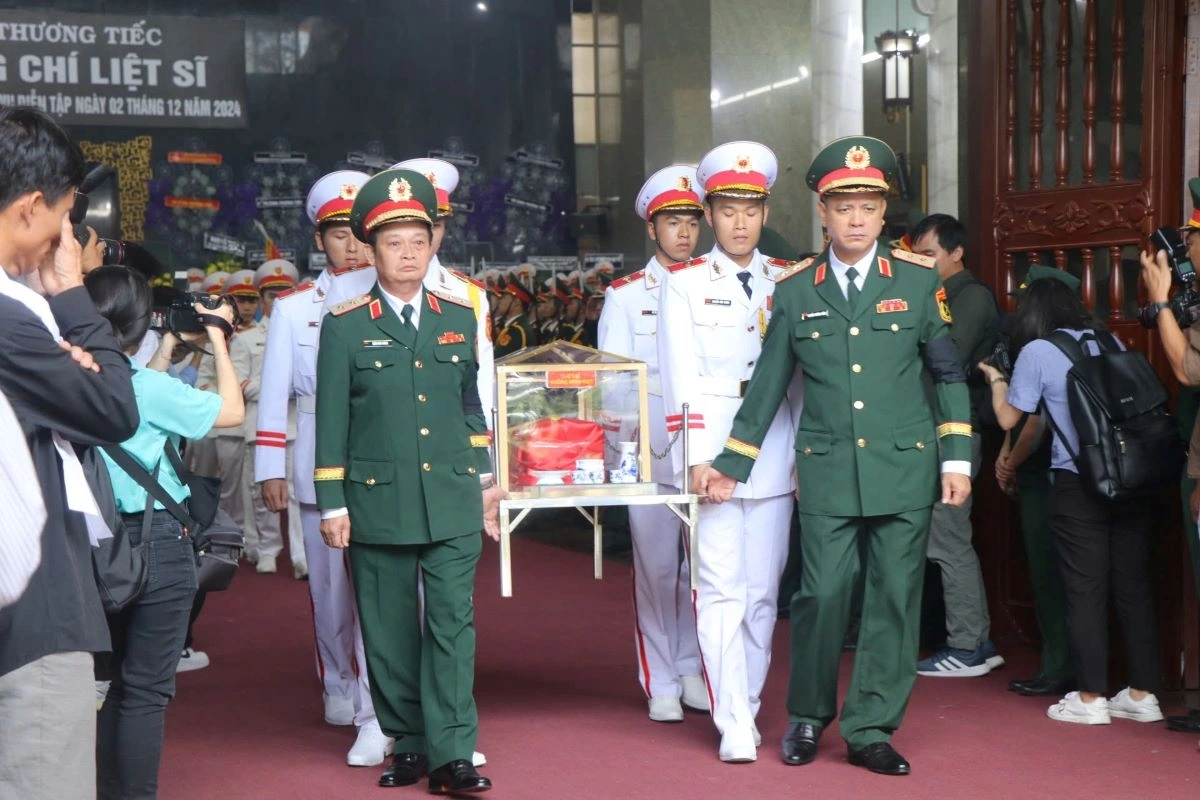 Trung tướng Nguyễn Trường Thắng, Tư lệnh Quân khu 7 và Trung tướng Trần Hoài Trung, Chính ủy Quân khu 7 tiễn đưa các liệt sĩ về nơi an nghỉ cuối cùng (ảnh: T.H)