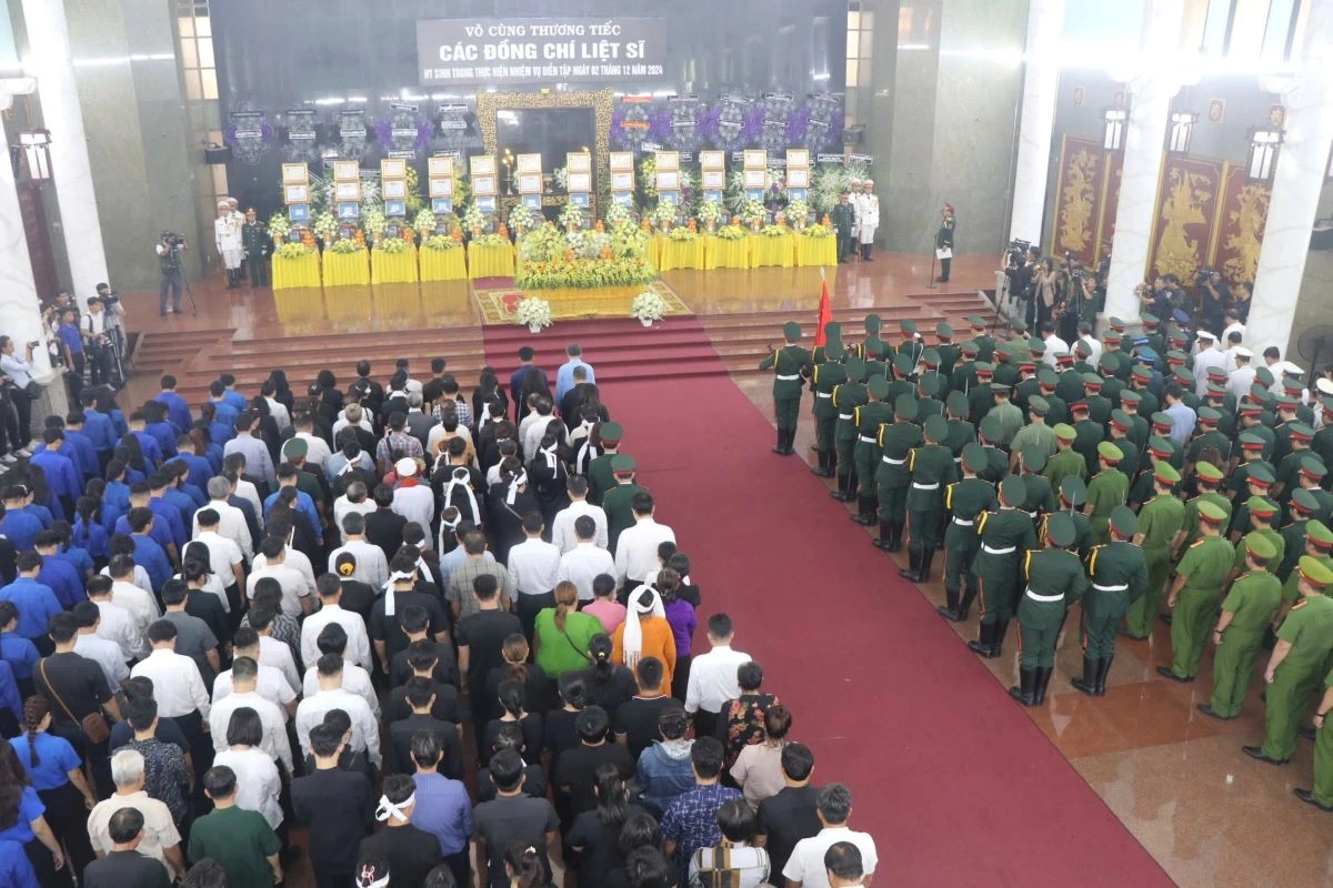 Dòng người kính cẩn nghiêng mình tiễn biệt 12 liệt sĩ (ảnh: T.H)