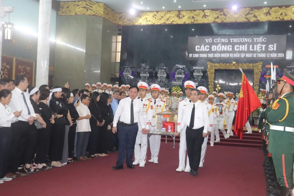 Tiễn đưa 12 chiến sĩ hy sinh rời Nhà tang lễ (ảnh: T.H)