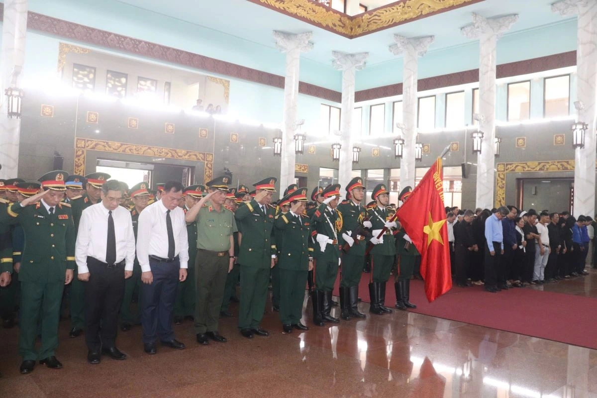 Dòng người kính cẩn nghiêng mình tiễn biệt 12 liệt sĩ (ảnh: T.H)