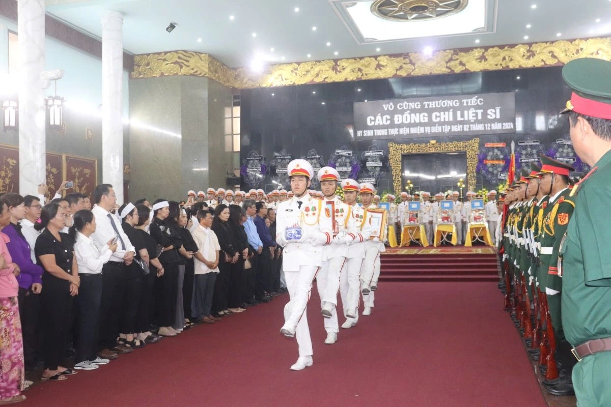 Bộ Tư lệnh Quân khu 7 cùng người thân tiễn biệt 12 chiến sĩ hy sinh (ảnh: T.H)