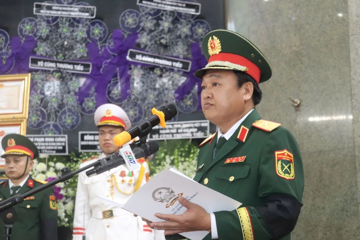 Thiếu tướng Trần Vinh Ngọc, Phó Chính ủy Quân khu 7, Trưởng Ban Tổ chức Lễ tang đọc điếu văn (ảnh: T.H)