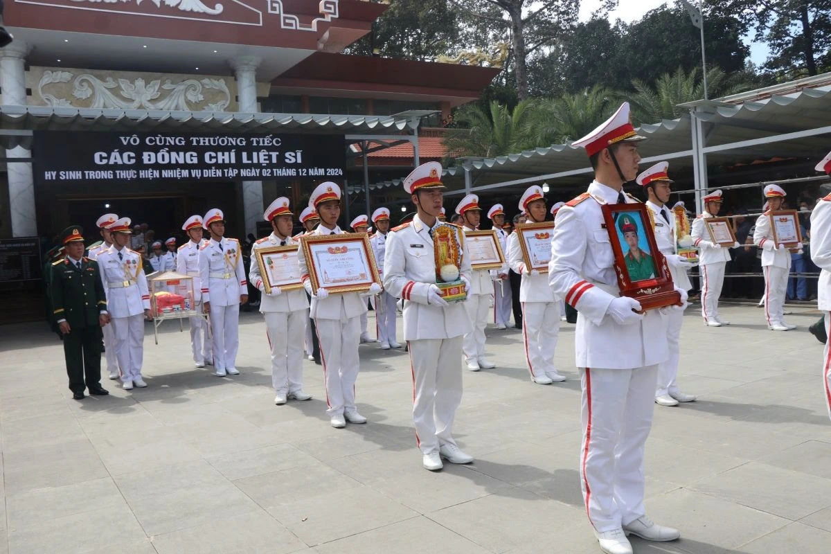 Sáng cùng ngày, Quân khu 7 đã trao Huân chương Bảo vệ Tổ quốc hạng 3 do Chủ tịch nước Lương Cường truy tặng đến thân nhân 12 gia đình liệt sĩ (ảnh: T.H)