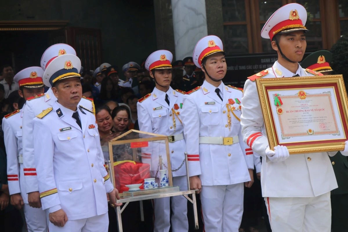 Người thân liệt sĩ nghẹn ngào trước sự hy sinh của con em trong khi thực hiện nhiệm vụ diễn tập (ảnh: T.H)