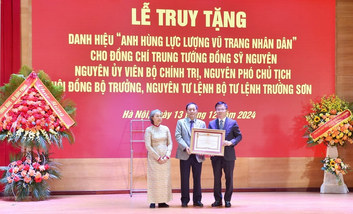 Phó Thủ tướng Lê Thành Long trao danh hiệu "Anh hùng Lực lượng vũ trang nhân dân" tặng Trung tướng Đồng Sỹ Nguyên cho thân nhân gia đình đồng chí - Ảnh: VGP/Đức Tuân