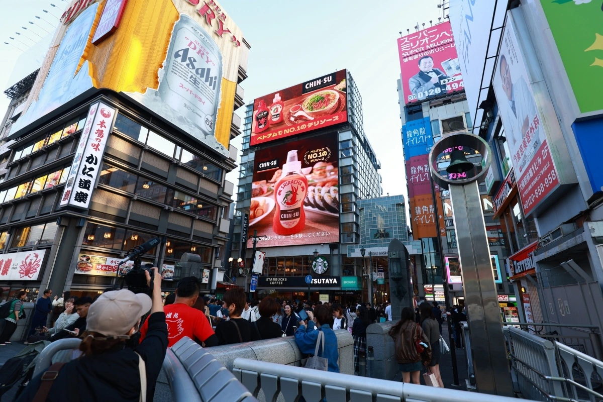 Tương ớt Chin-su xuất hiện hoành tráng tại khu phố ẩm thực sôi động Dotonbori, Osaka (Nhật Bản)